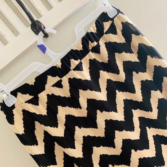 Black and cream chevron skirt - Picture 1 of 6